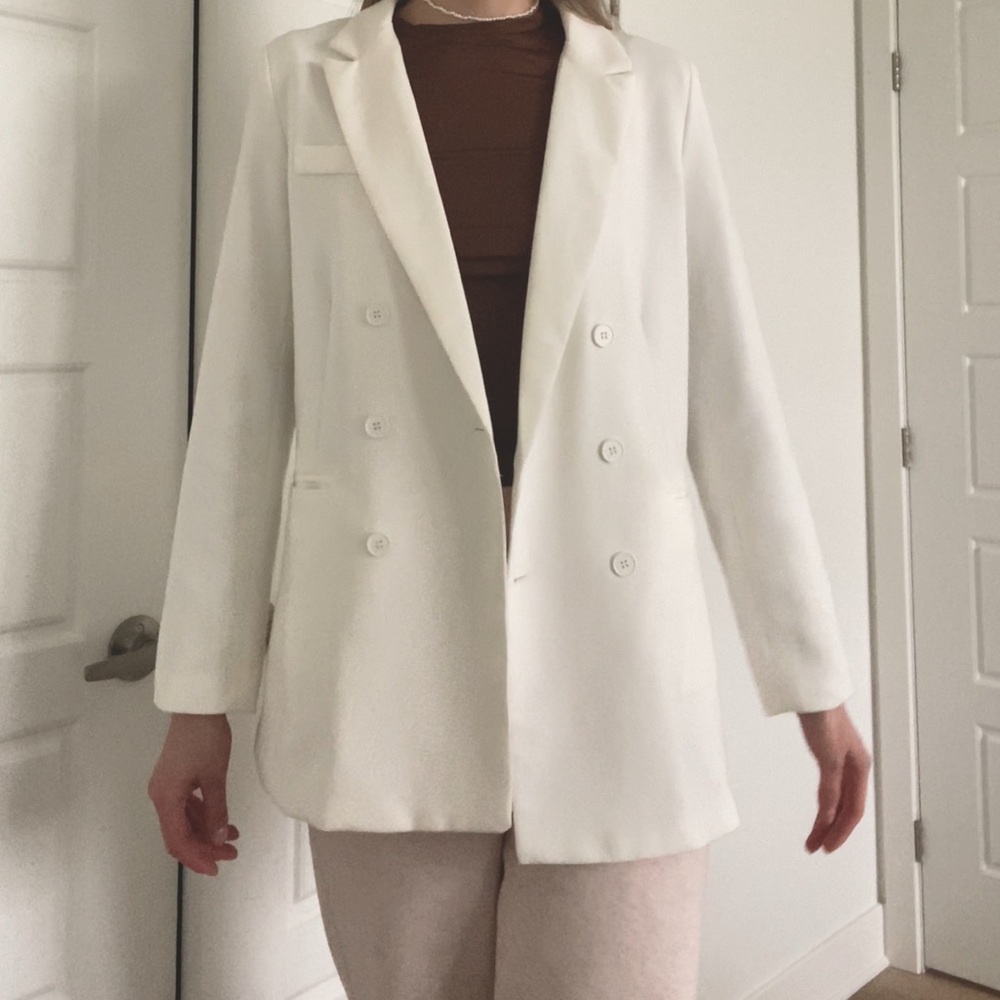 Women white double breasted jacket. Size M, good condition.